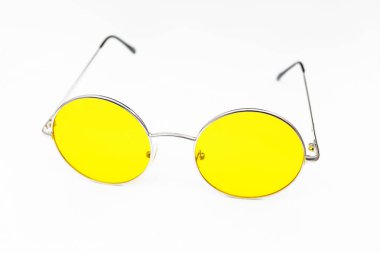 Beyaz arka plan üzerinde izole sarı stil gözlük