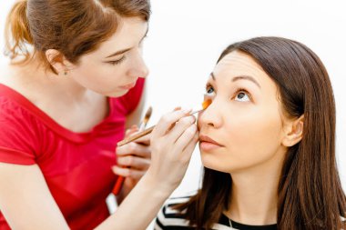 onun arkadaşı güzellik salonda profesyonel visage yapıyor makyaj sanatçısı