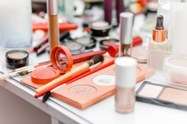 Fırçalar, hangi tarihlerde çeşitli makyaj kozmetik kremler vs. Profesyonel araçları ve ürünleri, stilist ve mua için kavramı