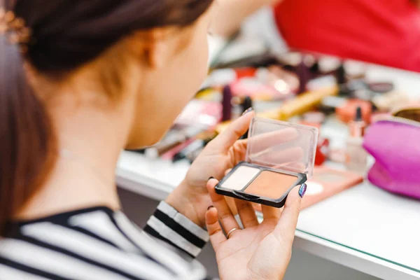 Woman Holding Hand Blush Shadow Cosmetic Make — Stock Photo, Image