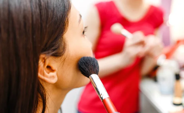 Make Artist Doing Professional Visage Her Friend Beauty Salon — Stock Photo, Image
