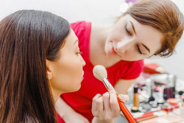 Make Artist Doing Professional Visage Her Friend Beauty Salon — Stock Photo, Image