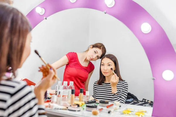 Girls Friends Learn How Apply Makeup Use Cosmetics Beautiful Mirror — Stock Photo, Image
