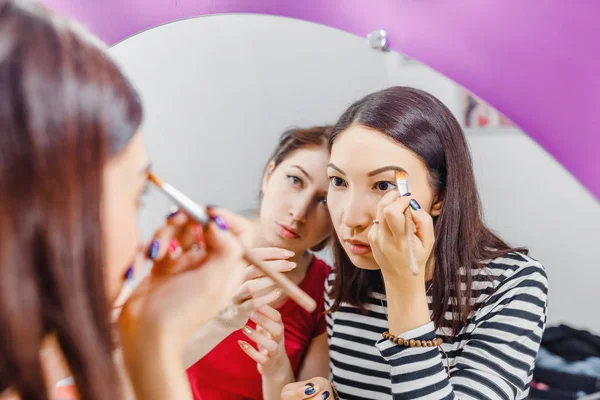 Duas Jovens Amigas Sorrindo Aplicando Maquiagem Cosmética Espelho Conceito Frienship — Fotografia de Stock