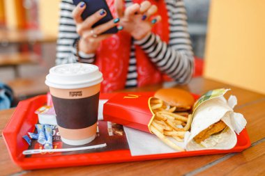03 Mayıs 2018 Ufa, Rusya Federasyonu: Hamburger, içki ve patates Mcdonald fast food restoran içinde bir tepsi üzerinde
