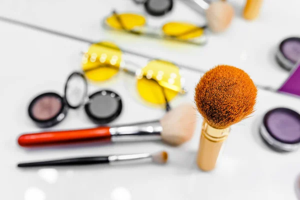 Widok Góry Akcesorium Kobiet Narzędzi Kosmetyków Makijażu Żółty Modne Okulary — Zdjęcie stockowe