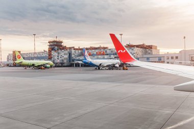 Ufa, Rusya, 11 Mayıs 2018: Park edilmiş uçak ve Ufa Havaalanı terminali için uçak penceresinden görünümü