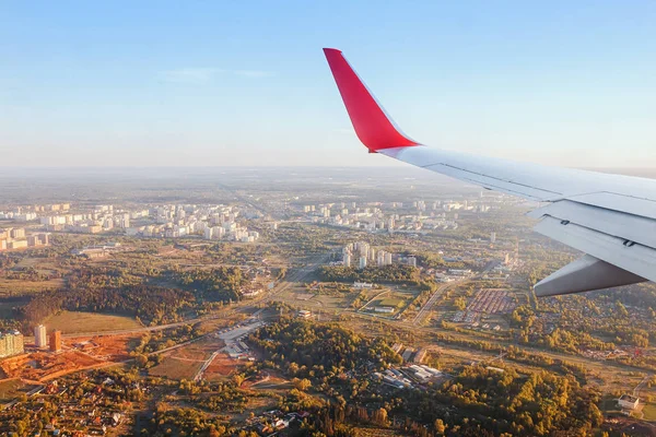 Visa Från Landning Flygplan Genom Fönstret City Suburbans — Stockfoto