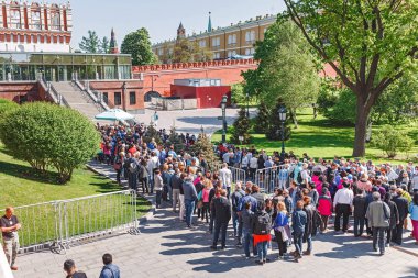 11 Mayıs 2018, Moskova, Rusya: büyük bir kalabalık turist Kremlin için bir gezi için bilet satış ofisleri için line daimi