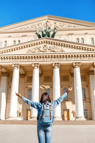 一个背着背包的女人的后方视图欣赏宏伟的建筑和壮观的剧院 莫斯科和俄罗斯旅游概念 — 图库照片
