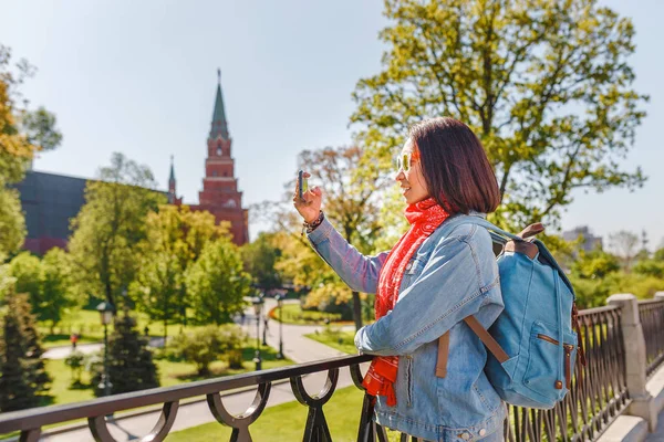 Mixed Race Woman Tourist Taking Pictures Mobile Phone Backgroung Kremlin — Stock Photo, Image