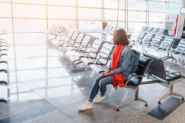 Žena Turistický Batoh Čeká Její Let Salonku Letiště — Stock fotografie