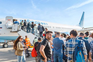 11 Mayıs 2018, Moskova, Rusya, Vnukovo Havalimanı: Pobeda lowcost havayolu uçak yatılı merdiven üzerinde yolcu