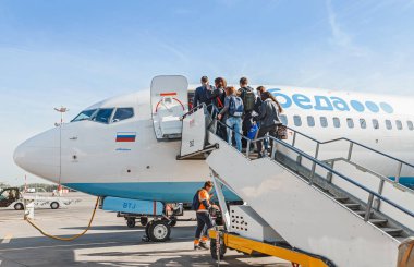 11 Mayıs 2018, Moskova, Rusya, Vnukovo Havalimanı: Pobeda lowcost havayolu uçak yatılı merdiven üzerinde yolcu