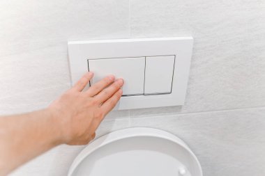 Tuvalet floş düğmesine basarak el