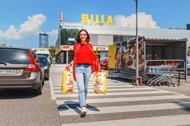 12 Mayıs 2018, Slovakya, Bratislava: tam çanta ve paketleri Billa süpermarket yakınındaki Park alışveriş gider sonra malların bir kadınla