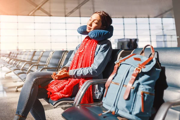Žena Uvolňující Spí Polštářkem Terminálu Letiště Čekání Zpožděné Letadlo Přeprava — Stock fotografie