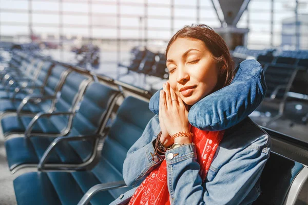 Kobieta Relaksujące Spanie Szyi Poduszkę Terminalu Lotnisku Czeka Koncepcja Opóźnionego — Zdjęcie stockowe
