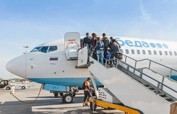 Mayo 2018 Moscú Rusia Vnukovo Aeropuerto Pasajeros Escalera Embarque Avión — Foto de Stock