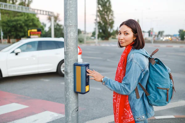 Woman Pedestrian Pressing Button Traffic Light — Stock Photo, Image