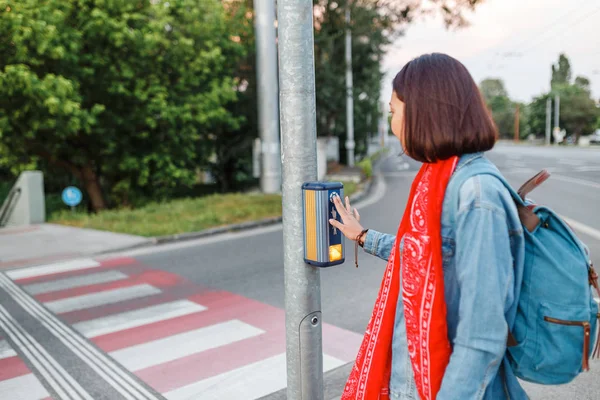 Mujer Peatonal Presionando Botón Semáforo — Foto de Stock