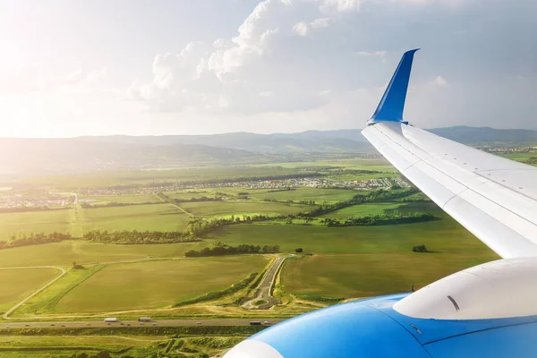 Flygplan Som Landar Landningsbanan Vinge Och Grönt Fält — Stockfoto