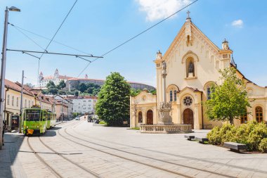 12 Mayıs 2018, Slovakya, Bratislava: Bratislava, kamu ulaşım ve Turizm konumlar bir kavram maymunlar kilise arka planı yol boyunca çalışan bir tramvay