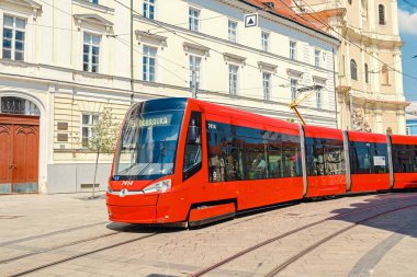12 Mayıs 2018, Slovakya, Bratislava: Bratislava eski şehirde yol boyunca çalışan bir tramvay