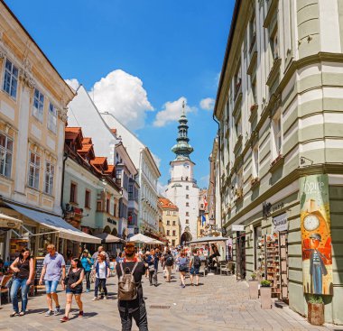 12 Mayıs 2018, Slovakya, Bratislava: insanlar ve turistler Michalska kapısı ve Kulesi manzarasına hayran kalabalık