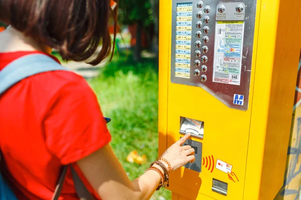 2018 年にスロバキア ブラチスラヴァ 若い観光客の女性が自動販売機で公共交通機関のチケットを購入 — ストック写真