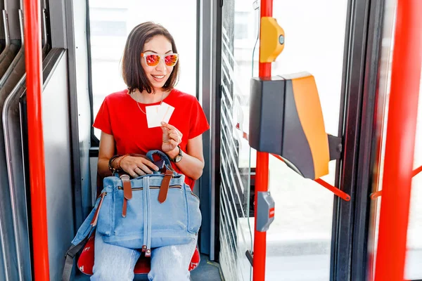 Otobüs Gösteren Biletleri Oturan Kadın — Stok fotoğraf