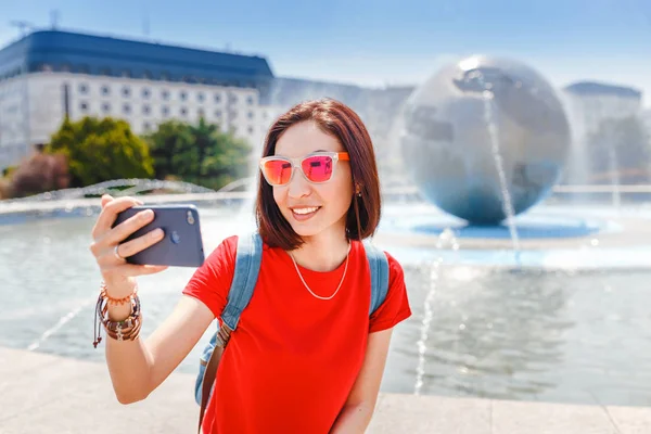 Ευτυχισμένος Τουριστικά Γυναίκα Κάνει Selfie Και Φωτογράφηση Residence Palace Του — Φωτογραφία Αρχείου