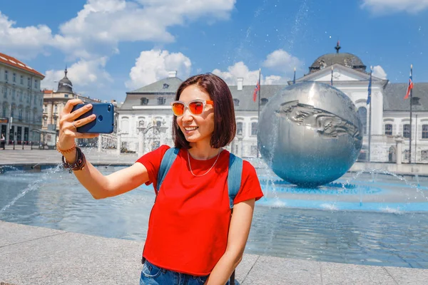 Onnellinen Turisti Nainen Tekee Selfie Valokuvaus Palatsi Asuinpaikka Presidentin Suihkulähde — kuvapankkivalokuva
