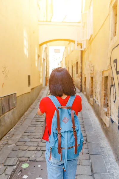 Turista Con Mochila Viaja Por Estrechas Calles Europeas — Foto de Stock