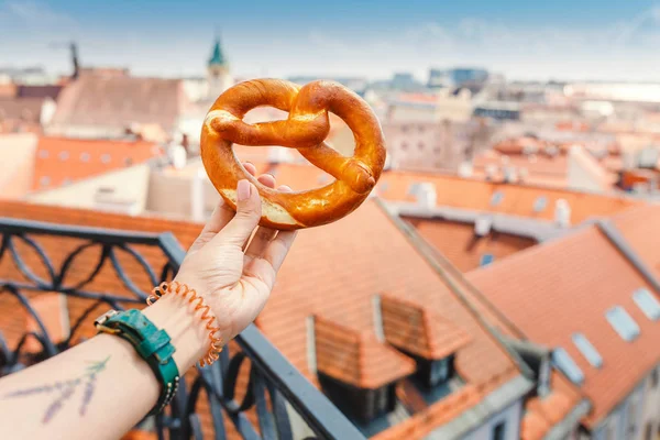 Geleneksel Ekmek Simit Incelik Arka Planı Avrupa Şehrin Tarihi Merkezine — Stok fotoğraf