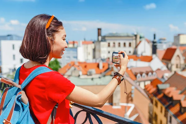 Mladá Žena Fotografii Svém Smartphonu Evropě — Stock fotografie