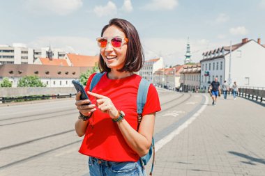 Kadın manifatura yaz günde sokak şehirde yürürken akıllı telefon