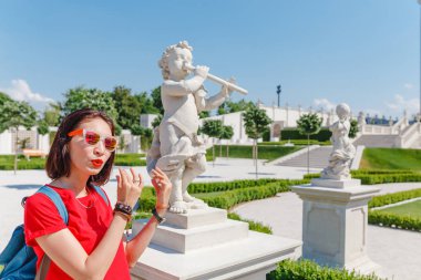 Bir kadın hayali bir flüt, şaka ve yaratıcılık kavramı üzerinde eros heykeli eşlik eder