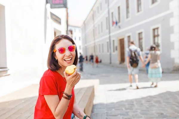 Jovem Turista Atraente Fazendo Lanche Descansando Rua Comendo Uma Maçã — Fotografia de Stock