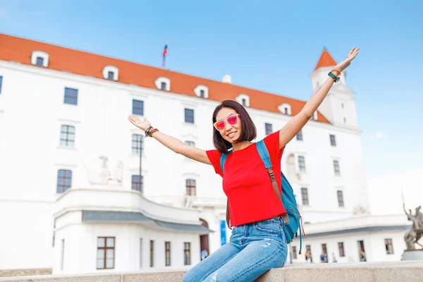 Jovem Turista Feliz Cidade Bratislava Perto Castelo Hrad Viagens Eslováquia — Fotografia de Stock