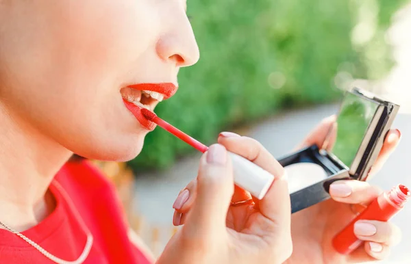 Young Woman Doing Makeup Using Lipstick Her Lips Outdoors Park — Stock Photo, Image