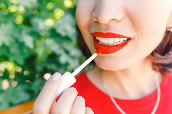 Young Woman Doing Makeup Using Lipstick Her Lips Outdoors Park — Stock Photo, Image