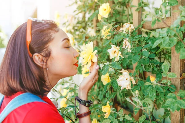 Mujer Oliendo Rosas Perro Jardín — Foto de Stock