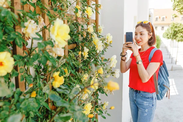 Chica Instagram Blogger Toma Fotos Flores Jardín Usando Teléfono Inteligente — Foto de Stock