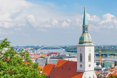 12 Mayıs 2018, Slovakya, Bratislava: havadan görünümü ünlü St. Martin Katedrali ve Bratislava şehrinin modern binalar