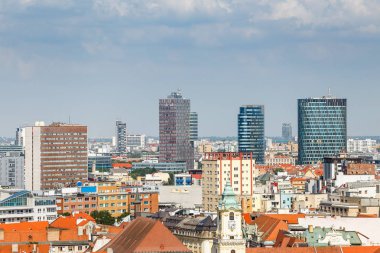 Panoramik kent manzaralı eski evleri ve modern gökdelenler. Bratislava, Slovakya