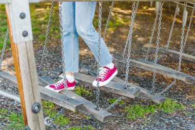 Halat köprü bir macera parkta yürürken bir gencin ayak Close-up