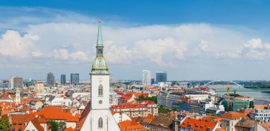 12 Mayıs 2018, Slovakya, Bratislava: havadan görünümü ünlü St. Martin Katedrali ve Bratislava şehrinin modern binalar