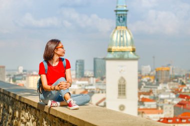 Gezgin kadın turist sırt çantası ve Bratislava şehir için gözlem noktada dinlenme güneş gözlüğü ile
