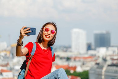 Genç güzel Asyalı kadın selfie alarak şehir - arka plan gezgin ve sosyal ağ kavramı
